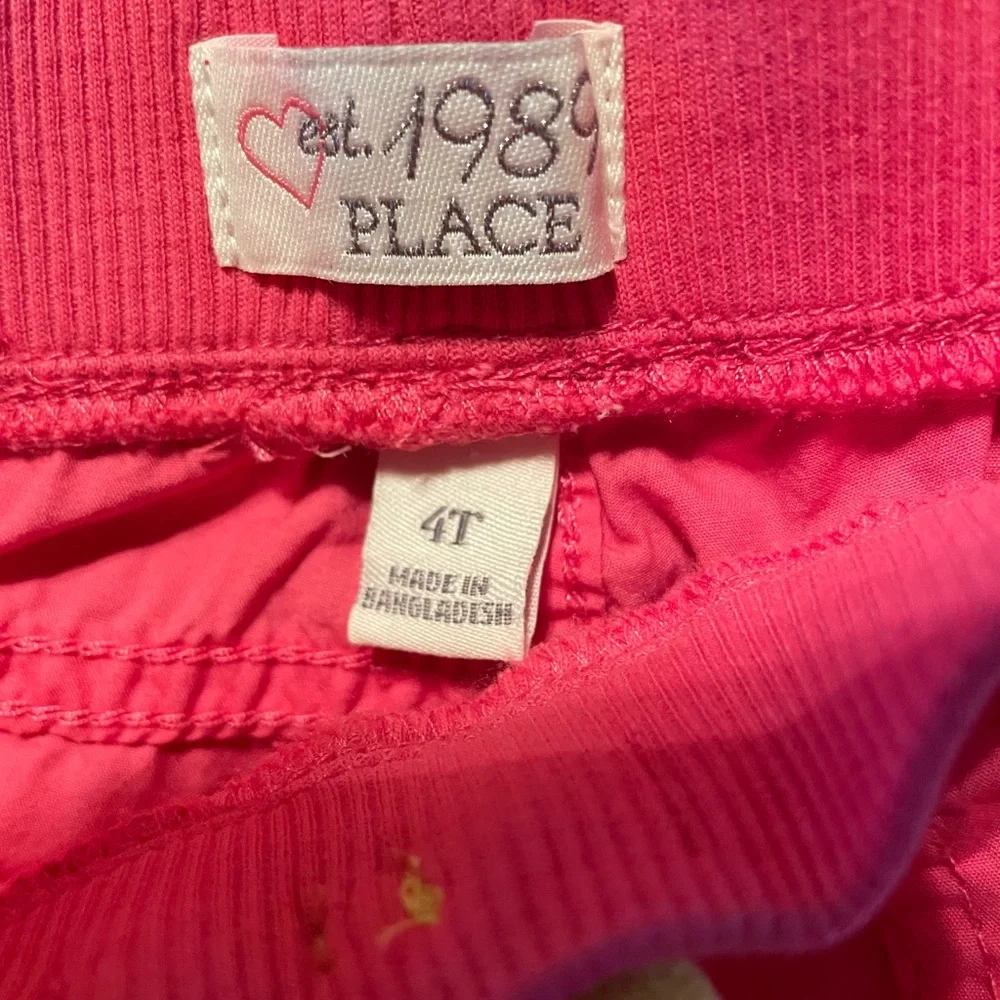 👑 Toddler Girls 4T 2 piece. Peach Pants and Top. Has Sparkle fit for a Queen EUC